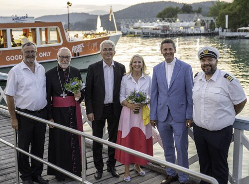 Bischof Marketz mit Kapitän Mario Germ, Dompfarrer Peter Allmaier, Organisatorin Iris Binder, Domkapellmeister Thomas Wasserfaller und Pfarrer Josef Allmaier (v.r.) bei der 71. Marienschiffsprozession auf dem Wörthersee; Foto: Diözesan-Pressestelle/Assam