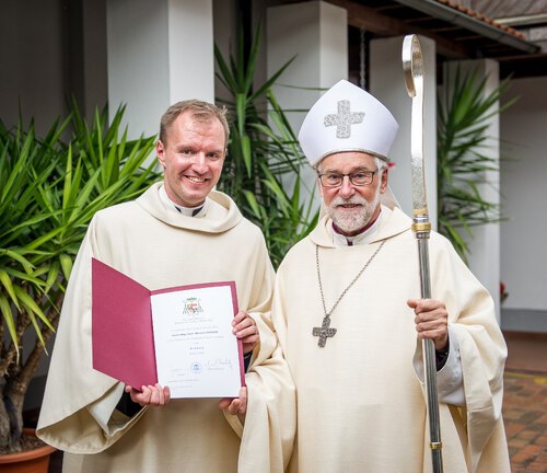 Bischof Marketz mit dem neu geweihten Diakon Rossian; Foto: Diözesan-Pressestelle/Martin Assam