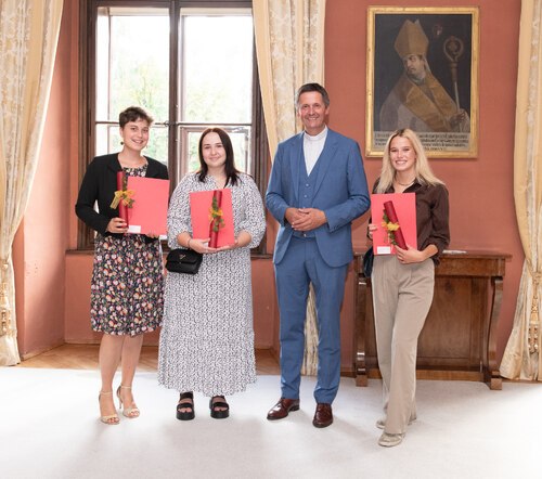 Die Preisträgerinnen Theresa Edelsbrunner, Sophie De Monte und Lisa Ortner (v. l.) mit Schulamtsdirektor Allmaier (Foto: Diözesan-Pressestelle/Assam)