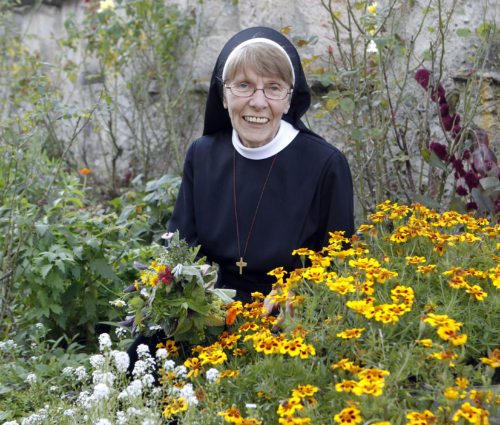 Sr. Hedwig leitet das Seminar “Gesundheit aus dem Kloster“. (© Foto: Pressestelle/Eggenberger)
