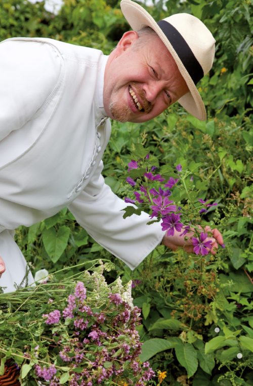 In seinem Element: Kräuterpfarrer Benedikt Felsinger (© Foto: krobath) In seinem Element: Kräuterpfarrer Benedikt Felsinger (© Foto: krobath)