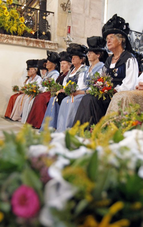 In vielen Kärntner Pfarren wird der Brauch der Kräutersegnungen (im Bild: Festgottesdienst mit Kräutersegnung im Gurker Dom) gepflogen. Foto: Pressestelle/Eggenberger