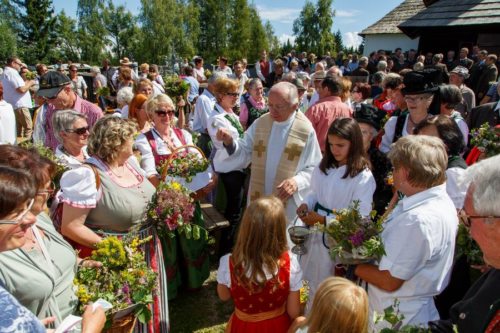 Kräutersegnung durch Pater Alfred Strigl (© Foto: Anton Wieser)