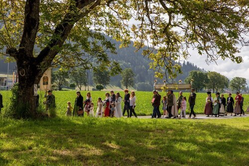 Am Fronleichnamstag finden in den Kärntner Pfarren feierliche Prozessionen statt (im Bild: Fronleichnamsprozession 2023 in der Pfarre Kraig). Foto: Anton Wieser