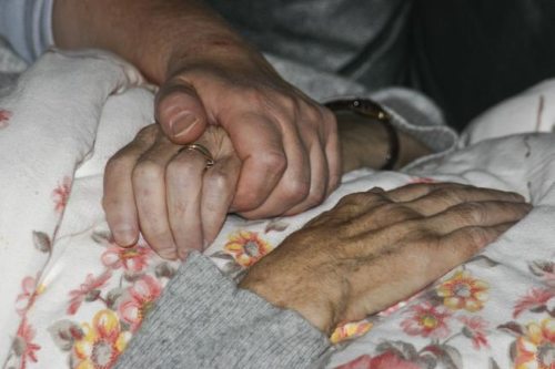 Krankenbesuch (© Foto: Mediothek des Bistums Passau)