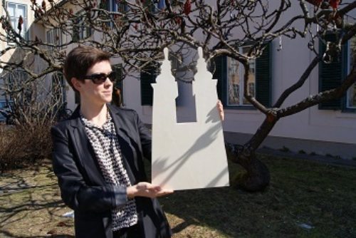 Sabine Kranzelbinder stellt das Leben der Hl. Hemma in einem Theaterstück dar. (© Foto: Schulamt)