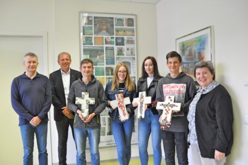 Dechant Papp, Dir. Borotschnig, Lukas Kulmesch, Laura Schest, Johanna Oprießnig, Kevin Leber, Christiana Potocnik<br />
(Die vier Klassensprecher mit dem Klassenkreuz) - Foto: Iris Galo