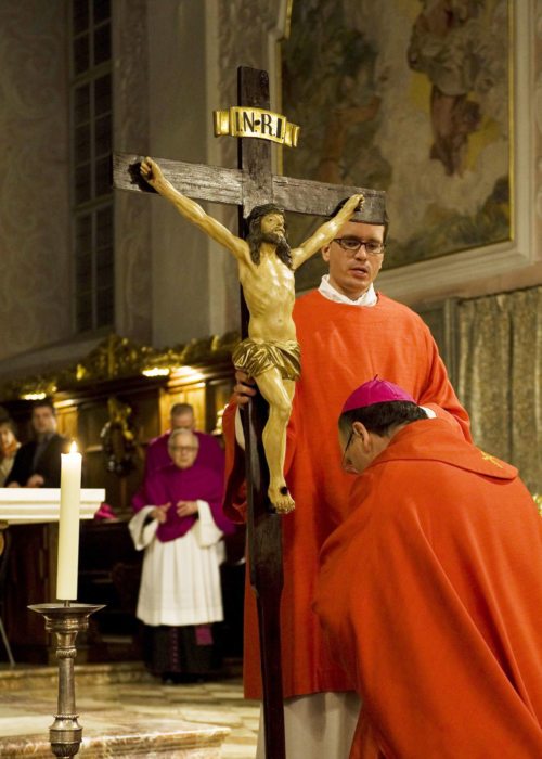 Kreuzverehrung am Karfreitag im Klagenfurter Dom (© Foto: Pressestelle/Neumüller)