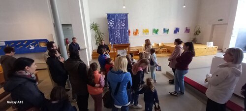 Die Kinder bauten Schritt für Schritt ein Kreuz ( (© Foto: Pastoralhilferin Halyna Fito)