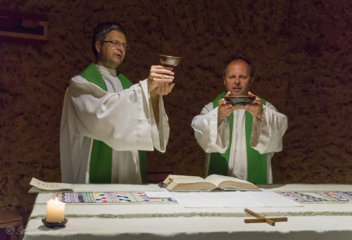 Doxologie beim Gottesdienst der Jugendgruppe in der Krypta der Versöhnungskirche (© Foto: Mag. Bernhard Wagner)