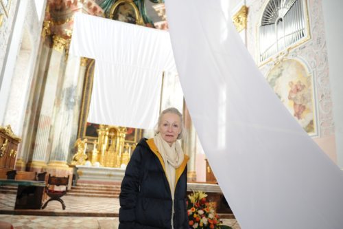 “Kunst im Dom 2020“: Künstlerin Weiss-Richter vor ihrer Installation “Himmelsleiter“ im Klagenfurter Dom<br />
Foto: Gotthardt