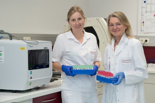 Labor-Team Elisabethinen-Krankenhaus Klagenfurt: Laborleitung Isabella Pinter, BMA (rechts) und Stv. Adelheid Grilz – © StudioHorst