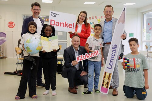 Direktor Mag. Ernst Sandriesser und Magistra Roberta Striedinger von der Caritas freuen sich mit Lerncafékindern über Besuch und Spende von den Geschäftsführern der „Unser Lagerhaus WHG“, Mag. Hubert Schenk und Mag. Markus Furtenbacher (Foto: Dietmar Wajand/Caritas) Direktor Mag. Ernst Sandriesser und Magistra Roberta Striedinger von der Caritas freuen sich mit Lerncafékindern über Besuch und Spende von den Geschäftsführern der „Unser Lagerhaus WHG“, Mag. Hubert Schenk und Mag. Markus Furtenbacher (Foto: Dietmar Wajand/Caritas)