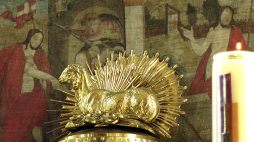 Das Buch mit den sieben Siegeln und das Lamm auf dem Tabernakel der Christkönigskirche in Klagenfurt (© Foto: Internetredaktion / KH Kronawetter) Das Buch mit den sieben Siegeln und das Lamm auf dem Tabernakel der Christkönigskirche in Klagenfurt (© Foto: Internetredaktion / KH Kronawetter)