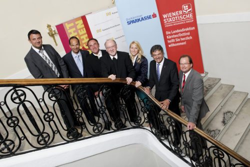 Diözesanbischof Dr. Alois Schwarz, Superintendent Mag. Manfred Sauer und Projektleiterin Mag. Iris Binder mit den Hauptsponsoren (Sadtwerke, Vienna Insurance Group und Kärntner Sparkasse) (© Foto: Pressestelle/Schweiger)
