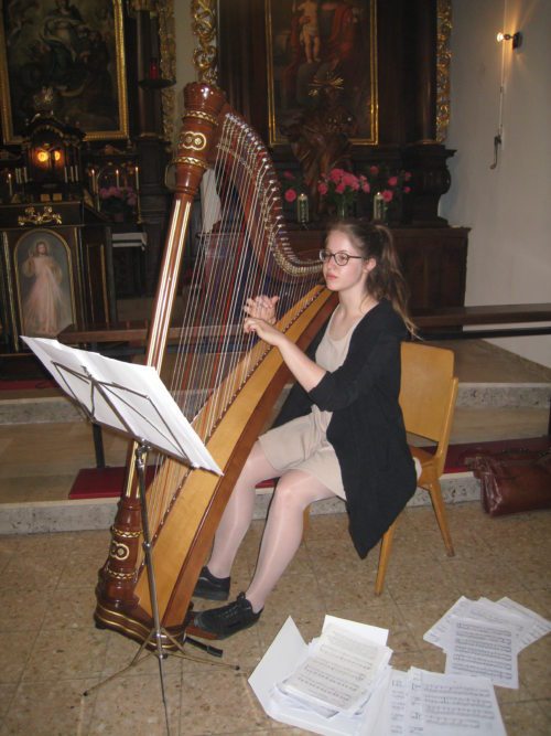 Musikalische Begleitung durch Ina Ebenberger (© Foto: A. Panger)