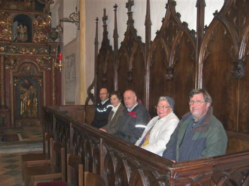 Samstags bei der Laudes dürfen alle im Chorgestühl der Viktringer Stiftskirche Platz nehmen.   (© Foto: Pfarre Viktring-Stein)