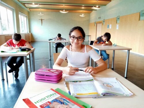 Lernen mit Sicherheitsabstand: Auch Daniela wiederholt den Unterrichtsstoff, um für das neue Schuljahr gut gerüstet zu sein.                                    (Foto: Caritas)