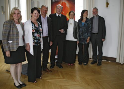 v.l.n.r.: KA-Generalsekretärin R. Hörmannseder, G. Weiß (Aktion Leben), Stadtrat A. Gunzer, Bischof A. Schwarz, V. Kuhn und B. Onyango (Aktion Leben) und Seelsorgeamtsdirektor J. Marketz (© Foto: Der Sonntag / Haab) v.l.n.r.: KA-Generalsekretärin R. Hörmannseder, G. Weiß (Aktion Leben), Stadtrat A. Gunzer, Bischof A. Schwarz, V. Kuhn und B. Onyango (Aktion Leben) und Seelsorgeamtsdirektor J. Marketz (© Foto: Der Sonntag / Haab)