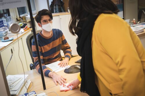 Die Caritas hilft Müttern in Not – unter anderem mit Lebensmittelgutscheinen. (Foto: Caritas ) Die Caritas hilft Müttern in Not – unter anderem mit Lebensmittelgutscheinen. (Foto: Caritas )