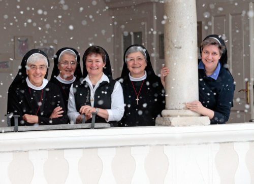 Das neue Leitungsteam: Sr. Gertrud Petschan, Sr. Marcella Fellinger, Sr. Monika M. Pfaffenlehner, Sr. Johanna M. Wagner und Sr. Silke Andrea Mallmann, v. l. n. r.  (© Foto: Pressestelle/Eggenberger)