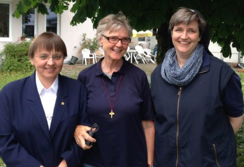 Das neu gewählte Leitungsteam der Regionalkonferenz der Frauenorden: Sr. Pallotti (Mitte) mit Sr. Dorothea (l.) und Sr. Silke (© Foto: Pressestelle )