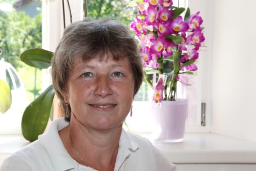 Lenčka Krištof: Ko je pred tremi leti župnik Janko Krištof svojo sestro Lenčko vprašal, ali bi prišla k njemu za gospodinjo, je preprosto rekla da! (© Foto: opetnik/Nedelja)