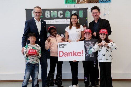 Chancen schenken: Landesdirektor Mag. Ferdinand Bucher (li), Caritasdirektor Mag. Ernst Sandriesser und Magistra Roberta Striedinger (Caritas)<br />
mit Lerncafékindern. Foto: Caritas/Dietmar Wajand Chancen schenken: Landesdirektor Mag. Ferdinand Bucher (li), Caritasdirektor Mag. Ernst Sandriesser und Magistra Roberta Striedinger (Caritas)<br />
mit Lerncafékindern. Foto: Caritas/Dietmar Wajand