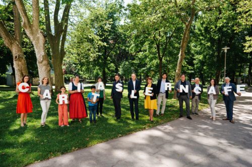 Unterstützen Kinder und Jugendliche auf ihrer Bildungsreise: ab 7. von links Caritasdirektor Ernst Sandriesser, Oliver Heinrich (Infineon Technologies Austria AG), Herta Stockbauer (BKS Bank AG), Christoph Kulterer (HASSLACHER Gruppe), Klaus Raunegger (Lindner Recyclingtech), Peter Rupitsch (Rotary Club Spittal), Stefanie Rud (Ortner Reinraumtechnik GmbH) und Adolf Lackner (Kiwanis Club Spittal) - Foto-Copyright: Infineon Technologies Austria AG / Henry Welisch