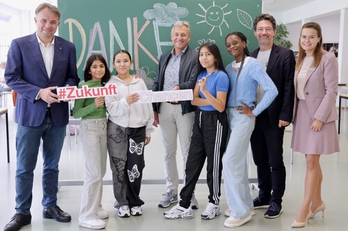 Faire Zukunftschancen für Kinder: Vorstandsvorsitzender Dr. Johann Lintner (Mitte) und Vorstand Mag. Siegfried Huber (li) von der Privatstiftung Kärntner Sparkasse sowie Direktor Mag. Ernst Sandriesser und Magistra Roberta Striedinger von der Caritas beim Besuch der Kinder im Lerncafé. Foto: Caritas/Dietmar Wajand Faire Zukunftschancen für Kinder: Vorstandsvorsitzender Dr. Johann Lintner (Mitte) und Vorstand Mag. Siegfried Huber (li) von der Privatstiftung Kärntner Sparkasse sowie Direktor Mag. Ernst Sandriesser und Magistra Roberta Striedinger von der Caritas beim Besuch der Kinder im Lerncafé. Foto: Caritas/Dietmar Wajand