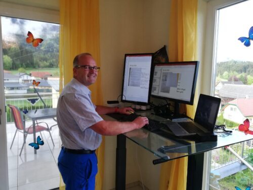 Infineon-Ingenieur Ralf Walter als “teleteacher“ im “Ferncafe“ der Caritas (foto:Caritas Kärnten)
