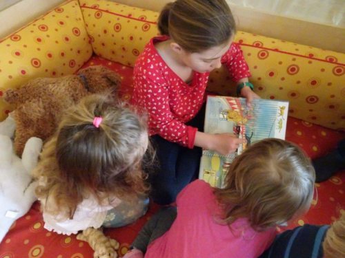 Für alle Generationen: SchülerInnen lesen Kindergartenkindern vor - Foto: Kurtovic