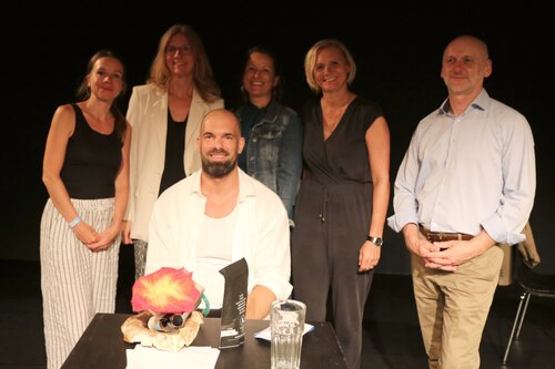 Mag. Dr. Michaela Leopold (Ärztliche Leitung KH der Diakone de La Tour), Pfarrer Dipl.Ing. (FH) Mag. Astrid Körner (Rektorin & Vorstandsvorsitzende Diakonie de La Tour), Mag. Dr. Eveline Oberleitner (Psychologische Leitung KH der Diakonie de La Tour), MMag.a Susanne Prentner-Vitek (Personaldirektorin & Vorständin Diakonie de La Tour), Mag. Arnold Maier (Leitung Fachbereich Gesundheit & Verwaltungsleitung KH der Diakonie de La Tour) mit Clemens Luderer (Leitung Schreibstätte) - Foto: Diakonie de La Tour