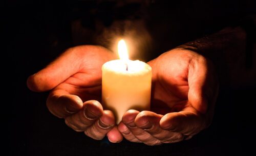 Ein Licht der Hoffnung entzünden: Die Katholische Kirche Kärnten bietet zahlreiche Initiativen und (Sozial-)Projekte zur Adventzeit.<br />
Foto: Pixabay