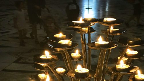 Mit dem Fest der Darstellung des Herrn am 2. Februar - besser bekannt unter Mariä Lichtmess - beschließen wir den großen Weihnachtsfestkreis, in dem das Licht eine große Rolle spielt. (Foto: KH Kronawetter)