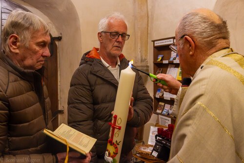 Pfarrer Mosser entzündet die Osterkerze (© Foto: Mag. Bernhard Wagner).