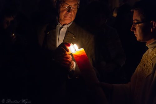 Pfarrprovisor Herr Mag. Dr. Christoph Kranicki übergibt einem Teilnehmer der Osternachtliturgie das Osterlicht (© Foto: Mag. Bernhard Wagner) Pfarrprovisor Herr Mag. Dr. Christoph Kranicki übergibt einem Teilnehmer der Osternachtliturgie das Osterlicht (© Foto: Mag. Bernhard Wagner)