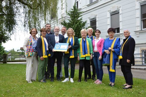 Der Lionsclub Althofen Hemmaland mit Präsidentin Ingrid Bachler übergibt die großzügige Spende an den Förderkreis Onkologie St. Veit/Glan – ein Zeichen der Hoffnung und des gemeinsamen Engagements. Foto © Barmherzige Brüder Der Lionsclub Althofen Hemmaland mit Präsidentin Ingrid Bachler übergibt die großzügige Spende an den Förderkreis Onkologie St. Veit/Glan – ein Zeichen der Hoffnung und des gemeinsamen Engagements. Foto © Barmherzige Brüder