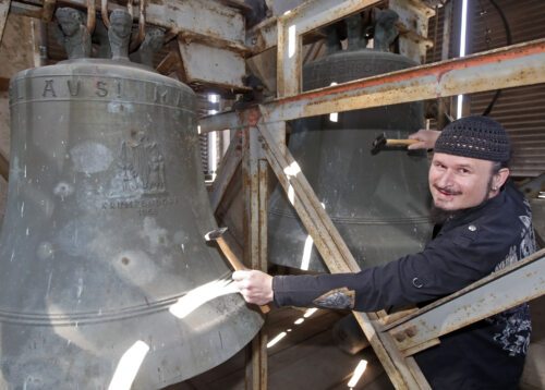 Percussionist Lippitsch bringt in der Pfarre Krumpendorf die Glocken zum Klingen. Foto: Diözesan-Pressestelle/Eggenberger Percussionist Lippitsch bringt in der Pfarre Krumpendorf die Glocken zum Klingen. Foto: Diözesan-Pressestelle/Eggenberger