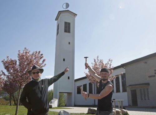 Pfarrer Premur und Percussionist Lippitsch vor dem Krumpendorfer Glockenturm; Foto: Diözesan-Pressestelle/Eggenberger Pfarrer Premur und Percussionist Lippitsch vor dem Krumpendorfer Glockenturm; Foto: Diözesan-Pressestelle/Eggenberger