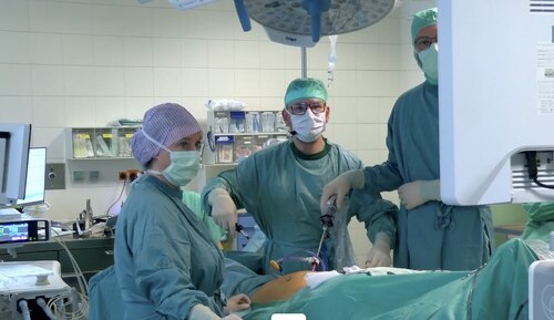 Bilder © EKH/Listo Academy<br />
Live aus dem OP-Saal des Elisabethinen-Krankenhauses Klagenfurt: Chirurg:innen aus 17 Ländern verfolgten die minimalinvasive Leistenbruchoperation von OA Dr. Andreas Grün und seinem Team in Echtzeit.