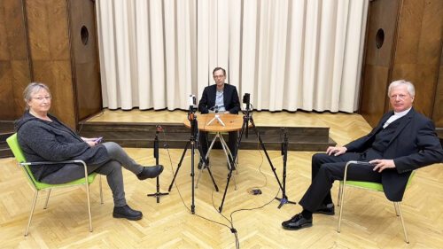 vlnr. evang. Pfarrerin i. R. Burchhard, Moderator M. Kapeller und Bischofsvikar Dompropst E. Guggenberger (Foto: Internetredaktion) vlnr. evang. Pfarrerin i. R. Burchhard, Moderator M. Kapeller und Bischofsvikar Dompropst E. Guggenberger (Foto: Internetredaktion)