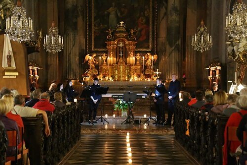 V okoli 100 lokacijah na Koroškem poteka 2. junija spet “Dolga noč cerkva“. (Na sliki:“Glasba za sanjarjenje“ v celovški stolnici; 2021); slika: Johannes Hübler