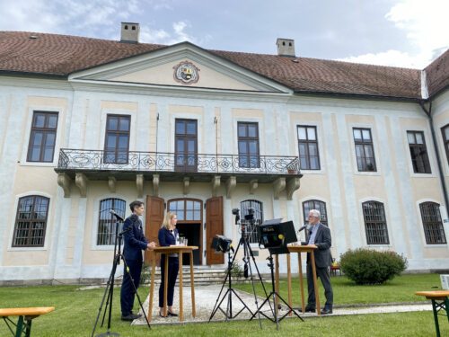 Škof v pogovoru z novinarjema (Internetna redakcija) Škof v pogovoru z novinarjema (Internetna redakcija)