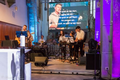 Gebetsgruppe aus Graz beim Lobpreis im Presbyterium der Markuskirche (© Foto: Mag. Bernhard Wagner).