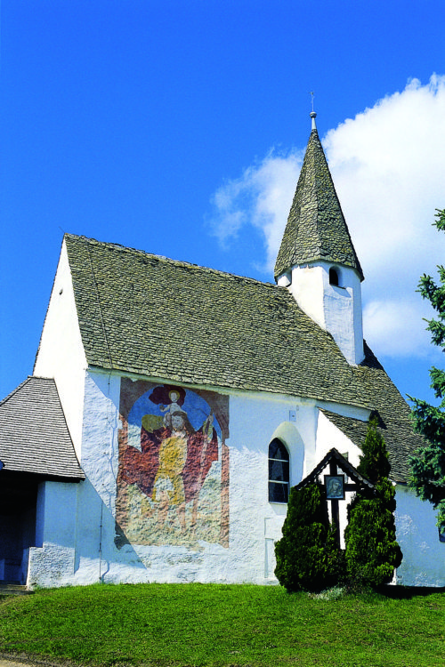 Wenn sie ins Blickfeld gerät, hat das Mühen ein Ende: Die Lorenzikirche ist letzte Station der Vierbergler/innen (© Foto: assam/pressestelle; entnommen der Broschüre “Heilige Berge“ der Pressestelle)