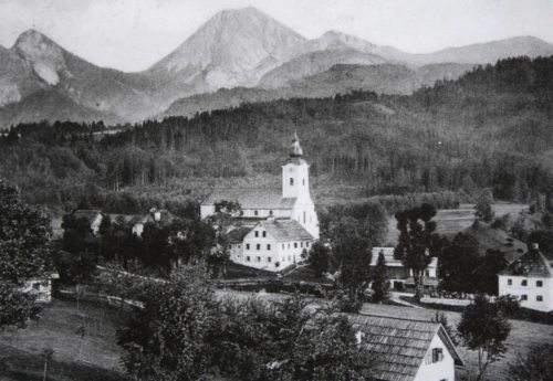 Die Pfarrkirche Latschach mit dem Mittagskogel im Hintergrund/Farna cerkev v Ločah z Jepo v ozadju (© Foto: Wolfgang Schnabl)