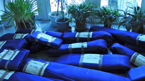Eingepackt und abholbereit- violette Tücher werden in der Fastenzeit in ganz Kärnten zu sehen sein (© Foto: fotomax)