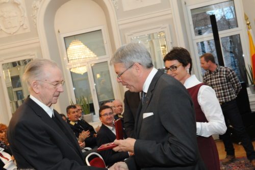 LH Kaiser überreift Prälat Frankl des “Ehrenzeichen des Landes Kärnten“ - (Foto: Vincenc Gotthardt) LH Kaiser überreift Prälat Frankl des “Ehrenzeichen des Landes Kärnten“ - (Foto: Vincenc Gotthardt)