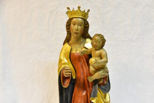 Die gotische Holzskulptur einer Madonna mit Kind (14. Jh.) wurde für die diesjährigen Maiandachten im Klagenfurter Dom vom Kunstdepot der Diözese Gurk zur Verfügung gestellt. (Foto: R. Schiestl)